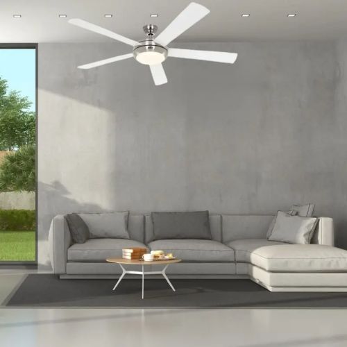Ventilateur de Plafond Titanium Chrome Blanc dans un salon gris 